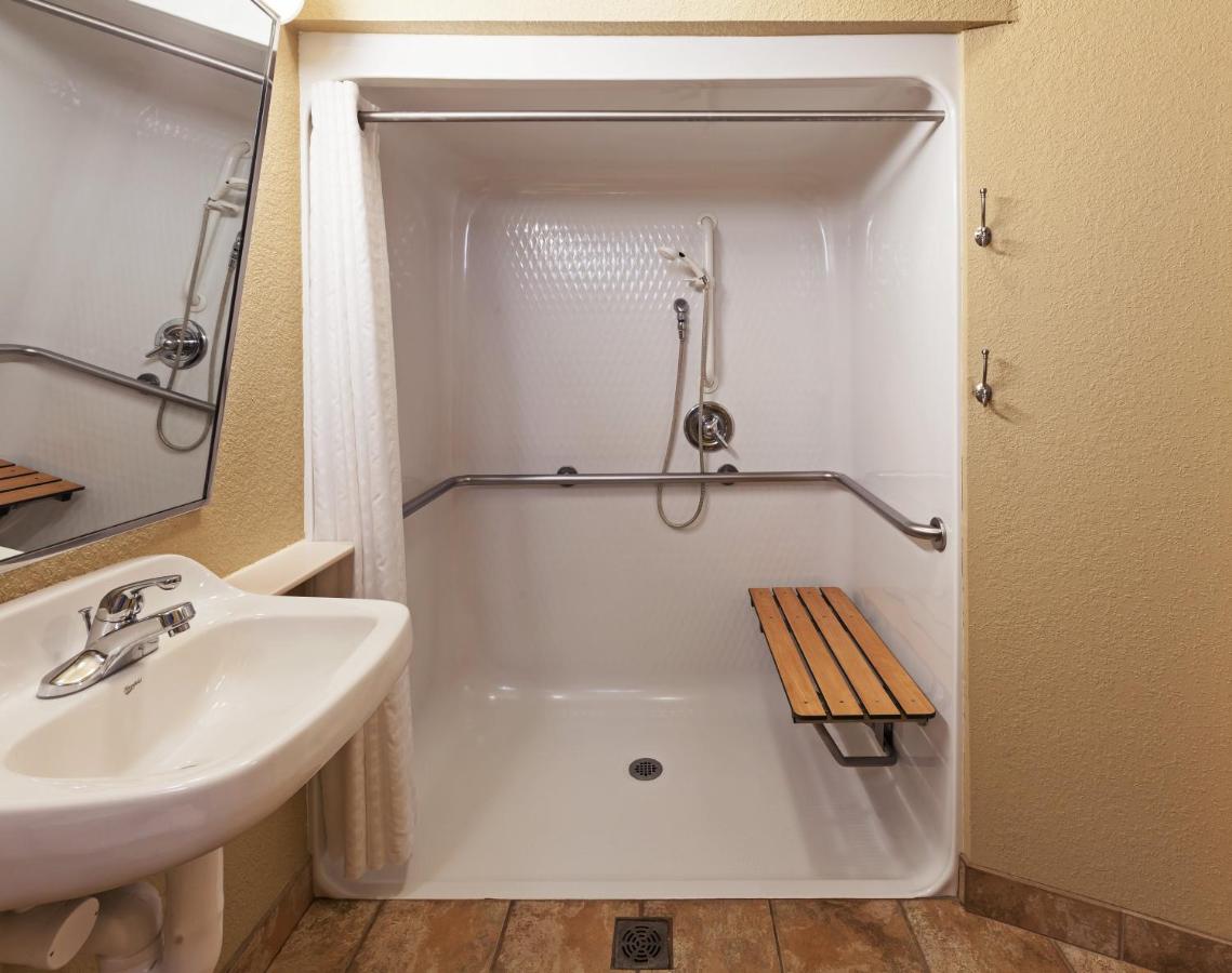 Queen Studio Suite with Hearing Accessible Roll in Shower - Non-Smoking