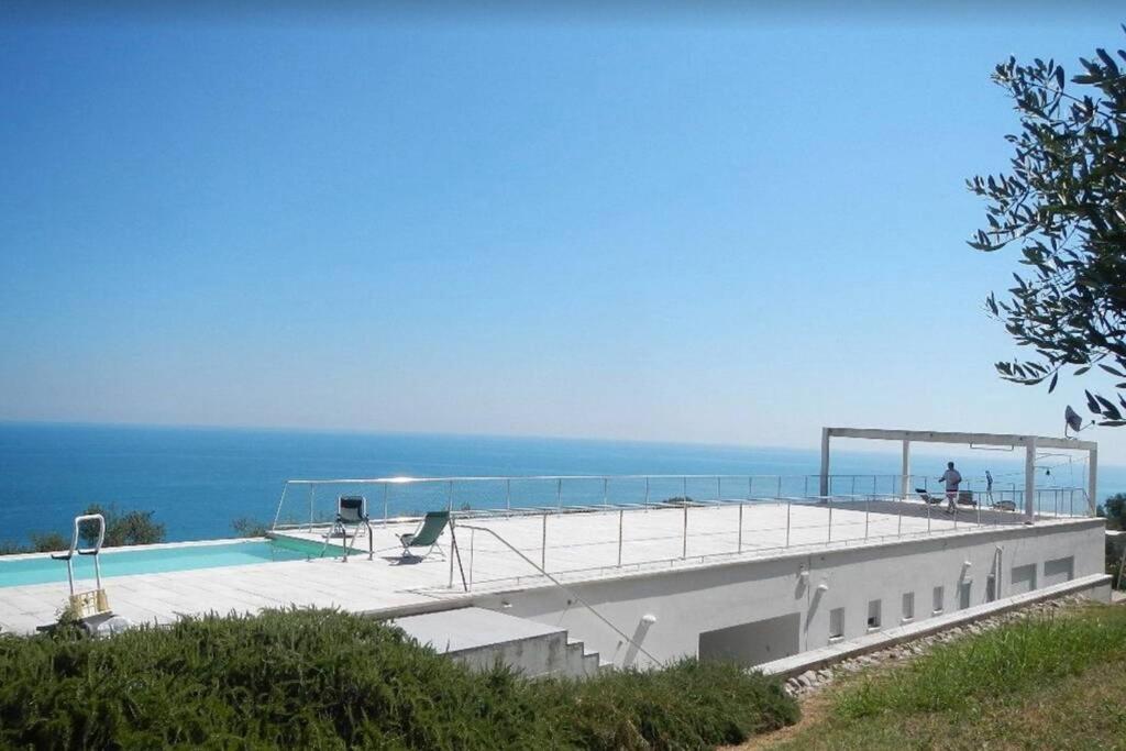 Stunning Design Villa with unique 180º sea views - Ferienwohnung