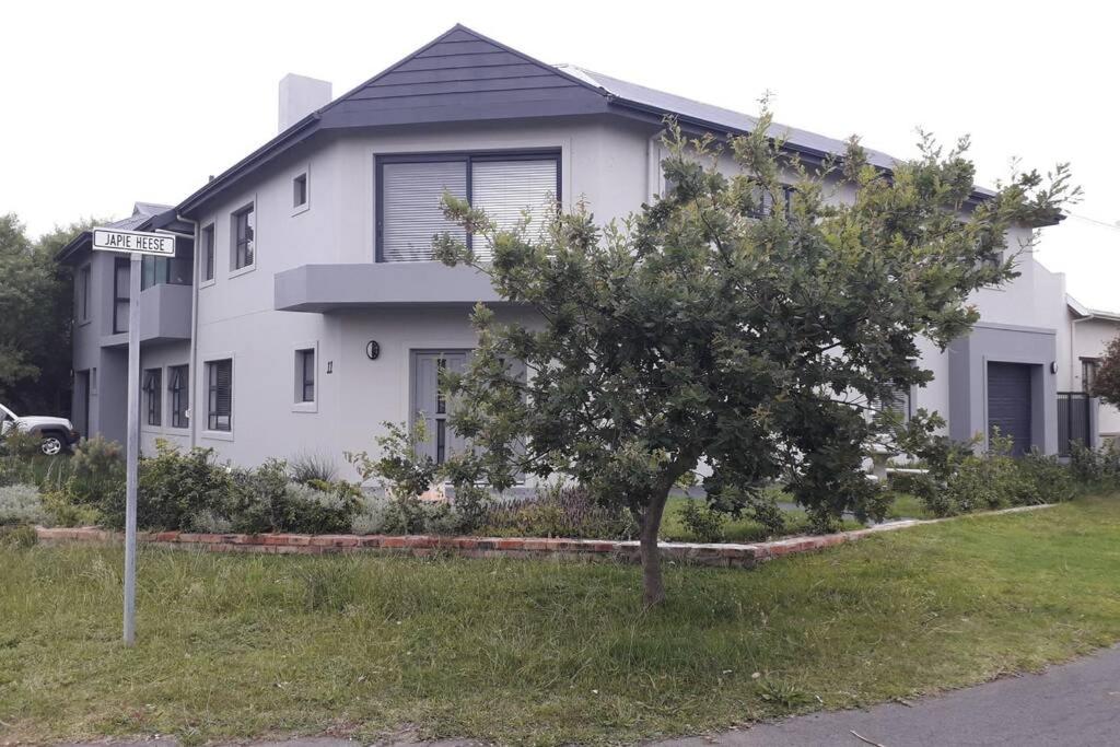 Moondust near the ocean, food and wine - B&B Hermanus