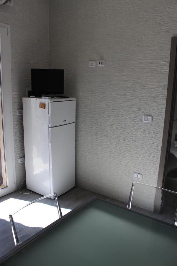 "SUPER" a Torre Lapillo al primo piano a 50 dal centro a 150 mt dalla spiaggia , disponibile NAVETTA per l'aereoporto GRATUITA - B&B Torre Lapillo