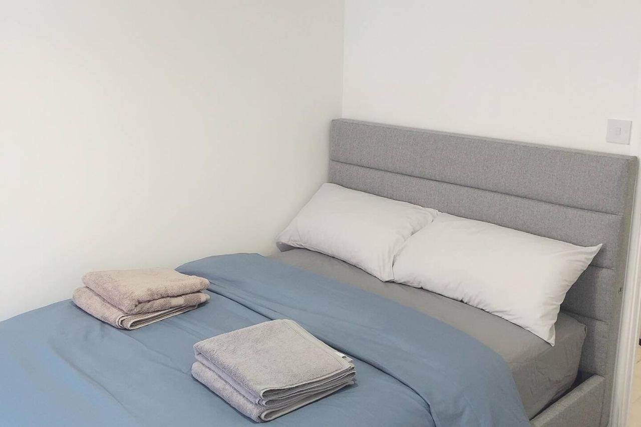 Flat 2 - Entire Modern Two Bedrooms home with en-suite & free parking close to QMC, City centre and Notts uni - Self check in - Chambres d'hôtes Nottingham