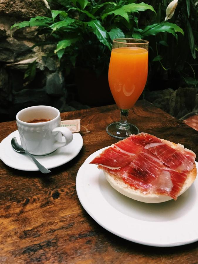 Hostal Emilia - Bed and Breakfast