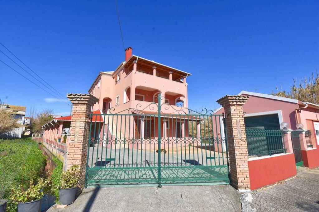 Big New House near the City - Bed and Breakfast Goúlas