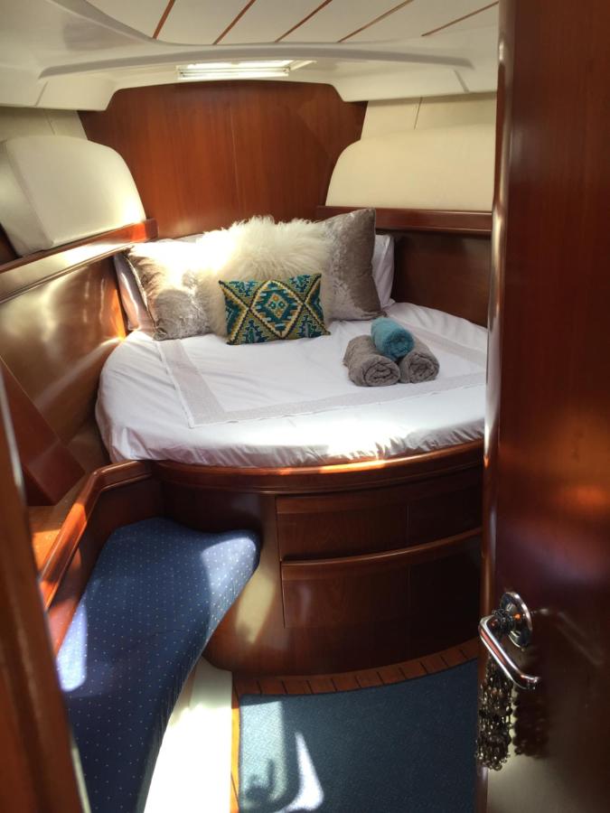 LUXURY YACHT STAY "White Dove" sleeps 6 - Chambres d’hôtes Gibraltar