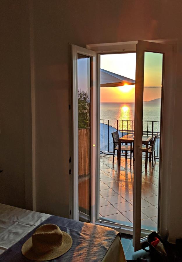 Camera Matrimoniale Deluxe con Balcone e Vista Mare