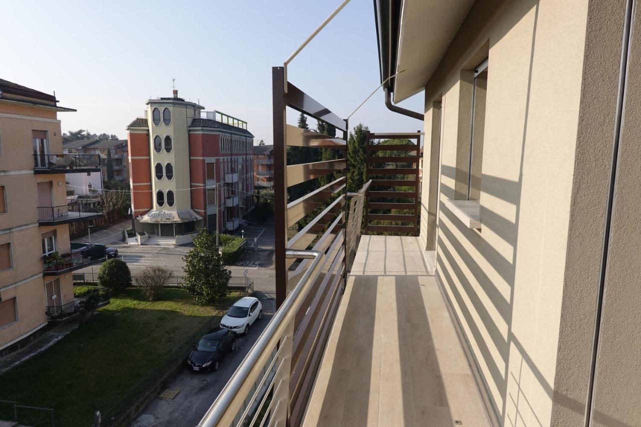 Two-Bedroom Penthouse Apartment with Terrace and Lake View