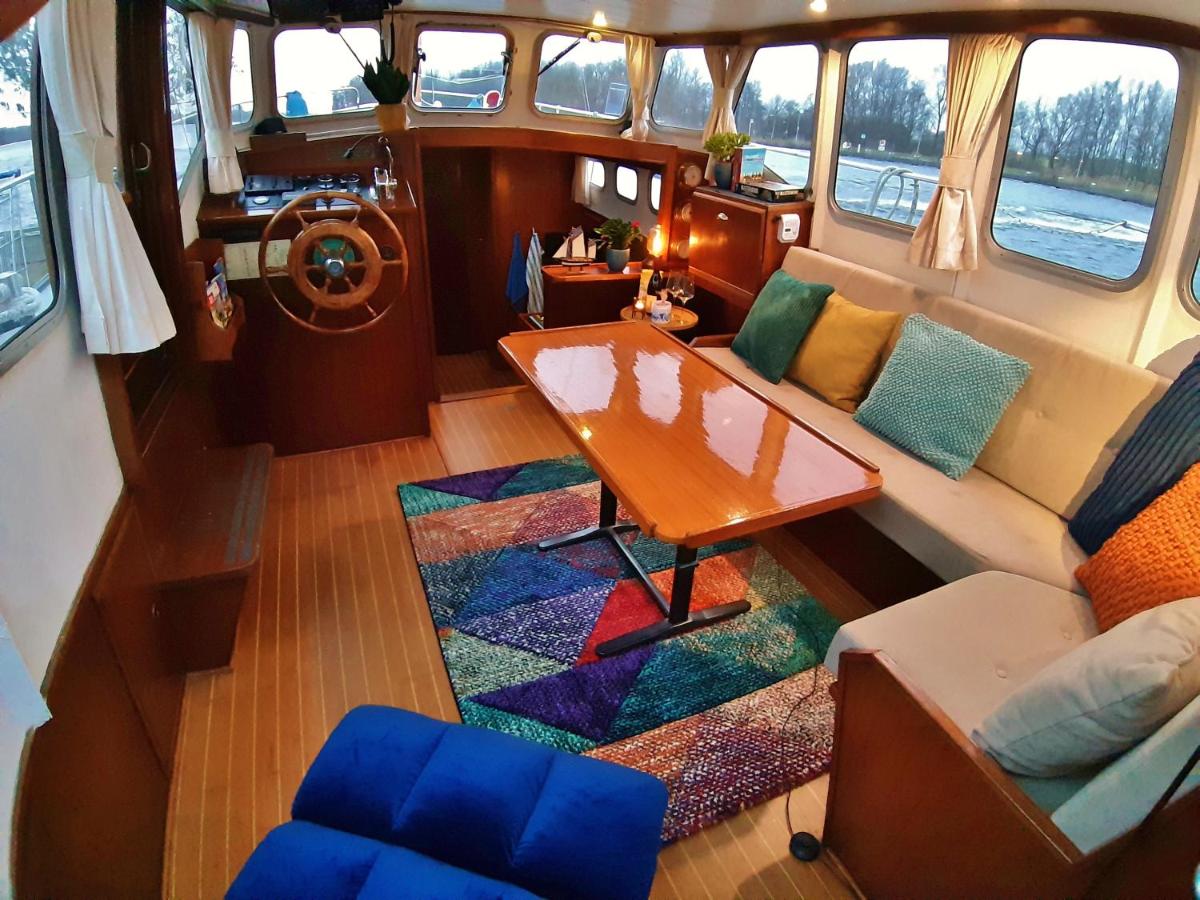 B&B Amsterdam - Motor Yacht Almaz - Bed and Breakfast Amsterdam