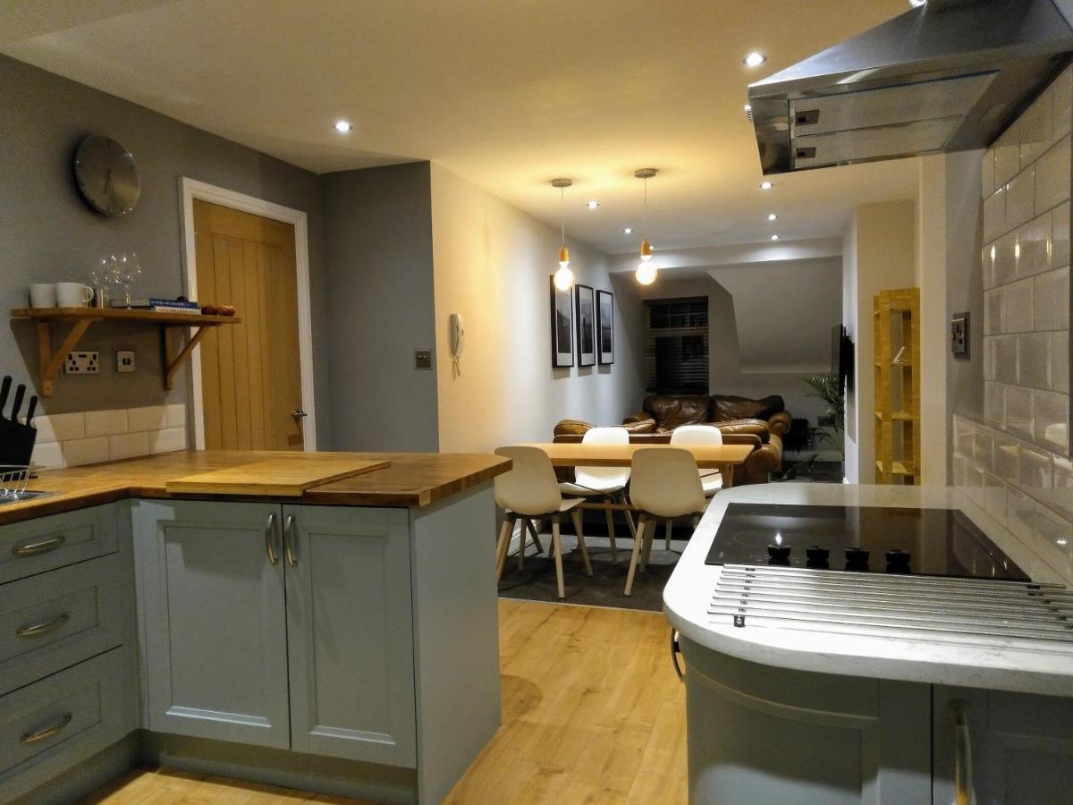 B&B West Kirby - Modern Town Apartment with Terrace - Bed and Breakfast West Kirby