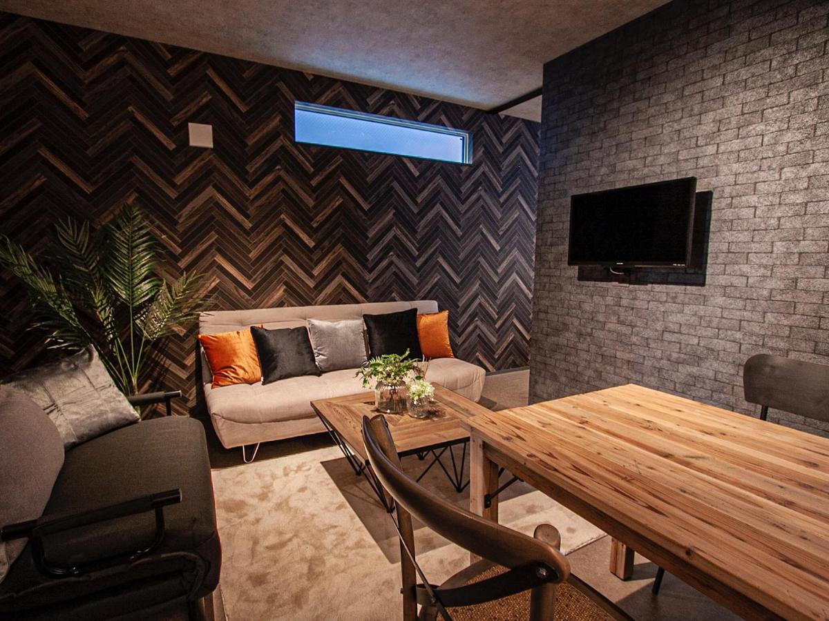 Family Room with Shower Room1