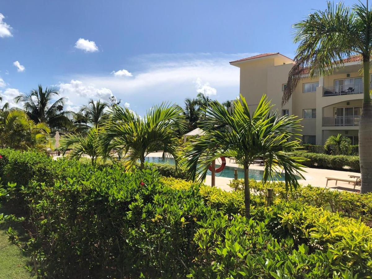 Beautiful One Bedroom unit with pool and Beach club in a Golf Project - Ferienwohnung