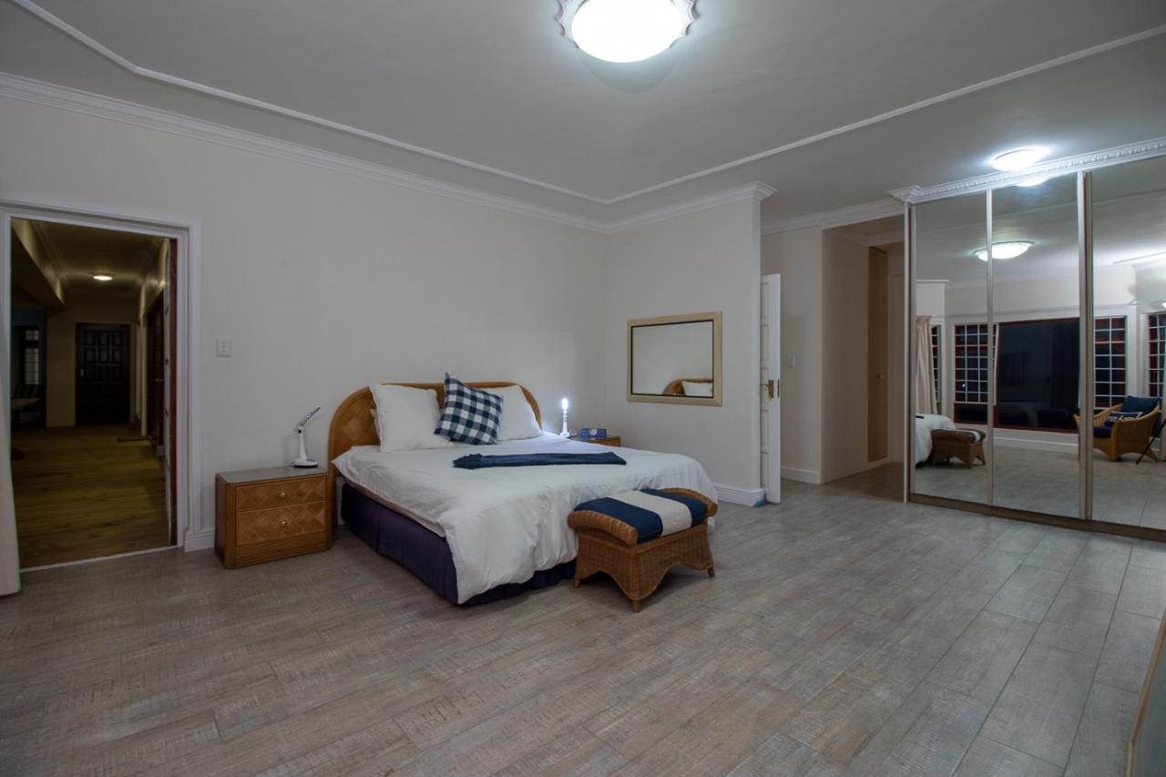 Habitación con cama extragrande y vistas al mar