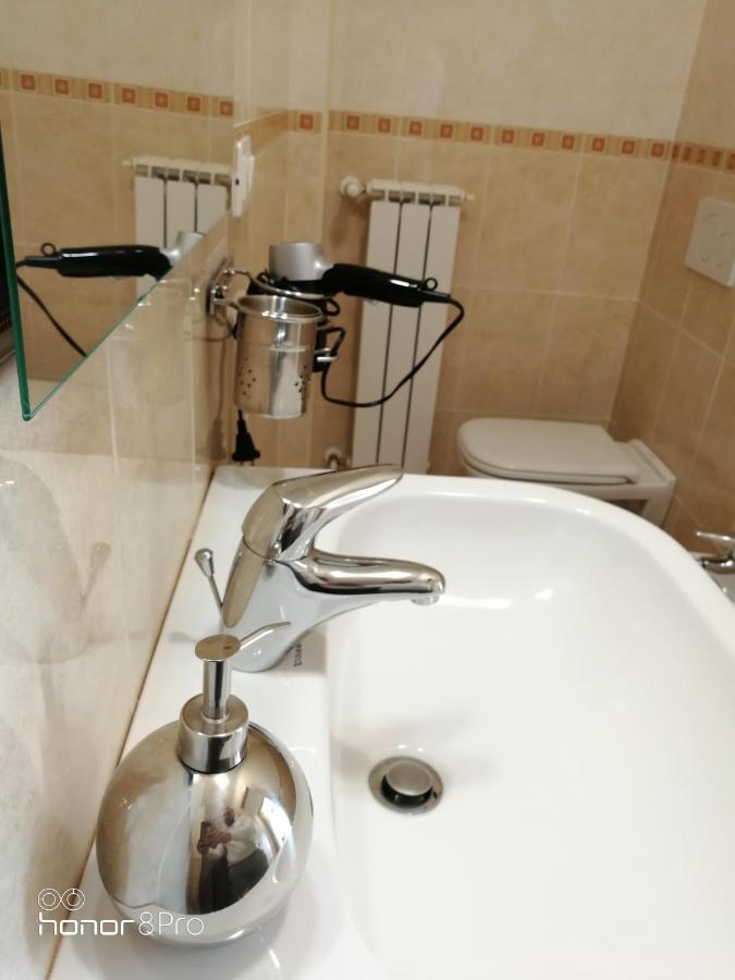 Zimmer mit Kingsize-Bett