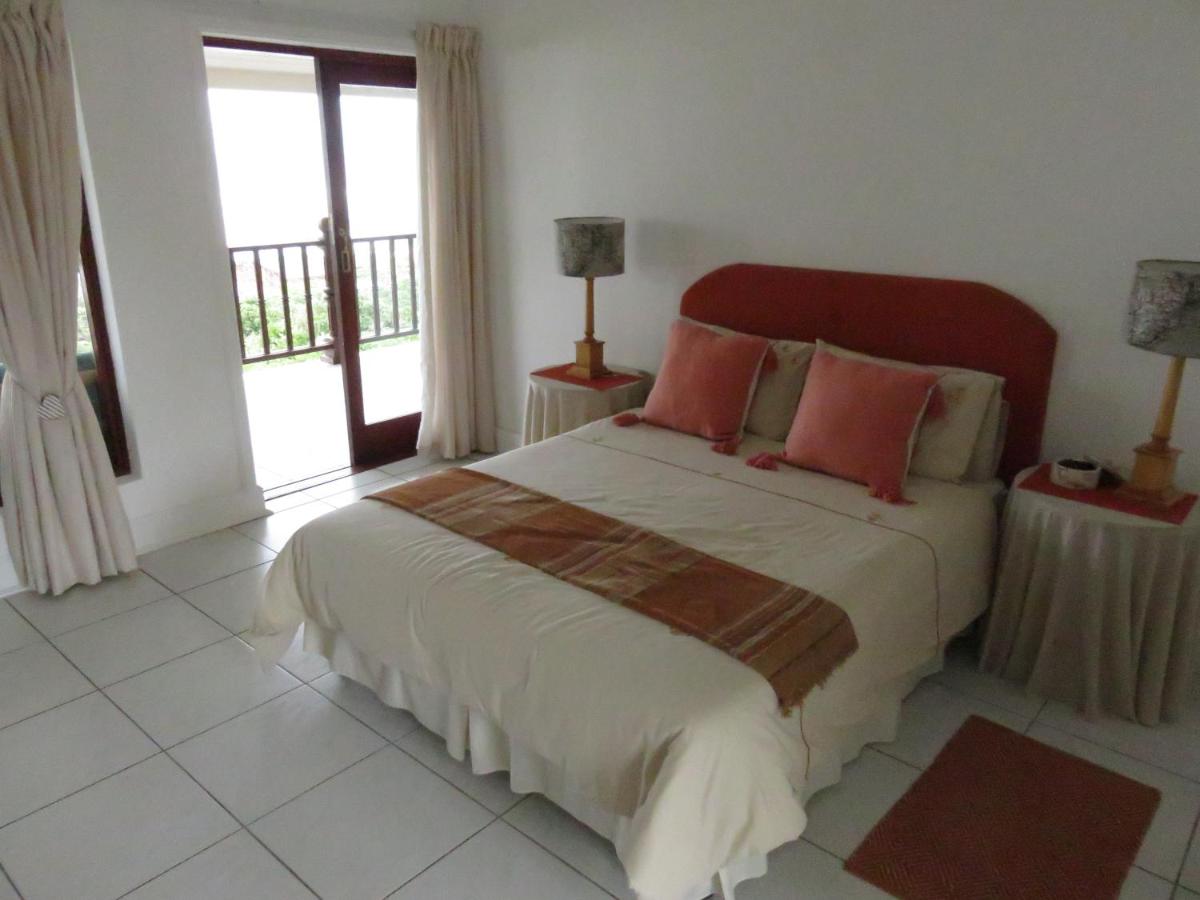 Habitación con cama grande y vistas al mar