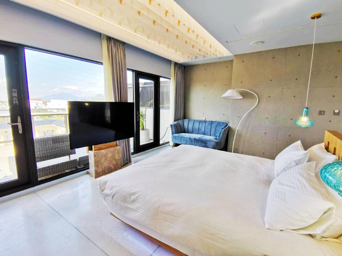 Zimmer mit Kingsize-Bett und Seeblick