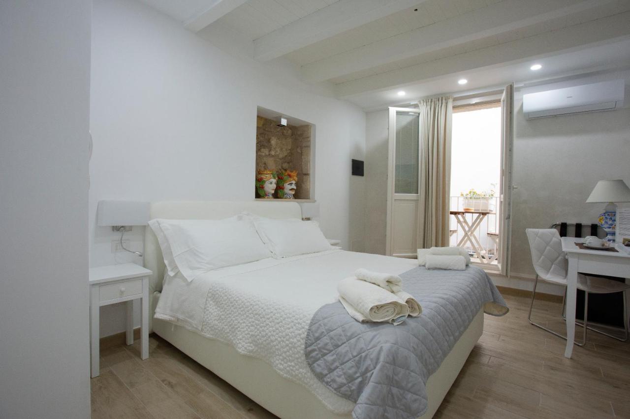Zimmer mit Kingsize-Bett und Balkon