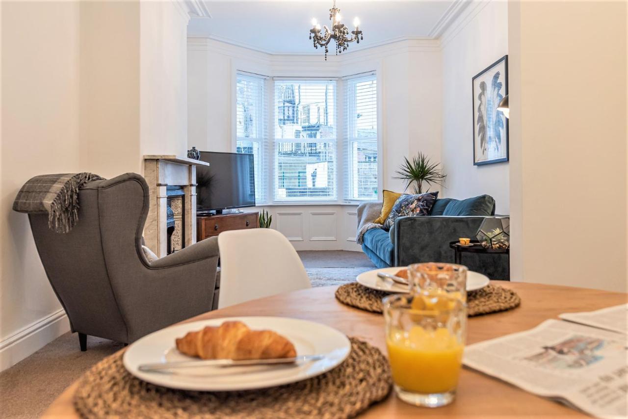 B&B Harrogate - Perfectly Located 4 Storey Townhouse With 2 Parking Spaces In Central Harrogate - Bed and Breakfast Harrogate