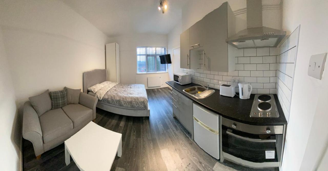 B&B Birmingham - Small Self Contained Studio In Sutton Coldfield - Bed and Breakfast Birmingham