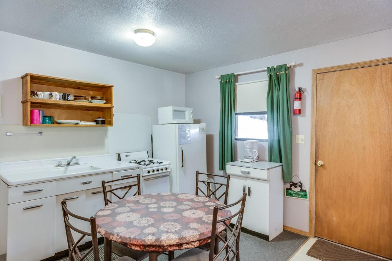 Studio Cabin with Two Queen Beds