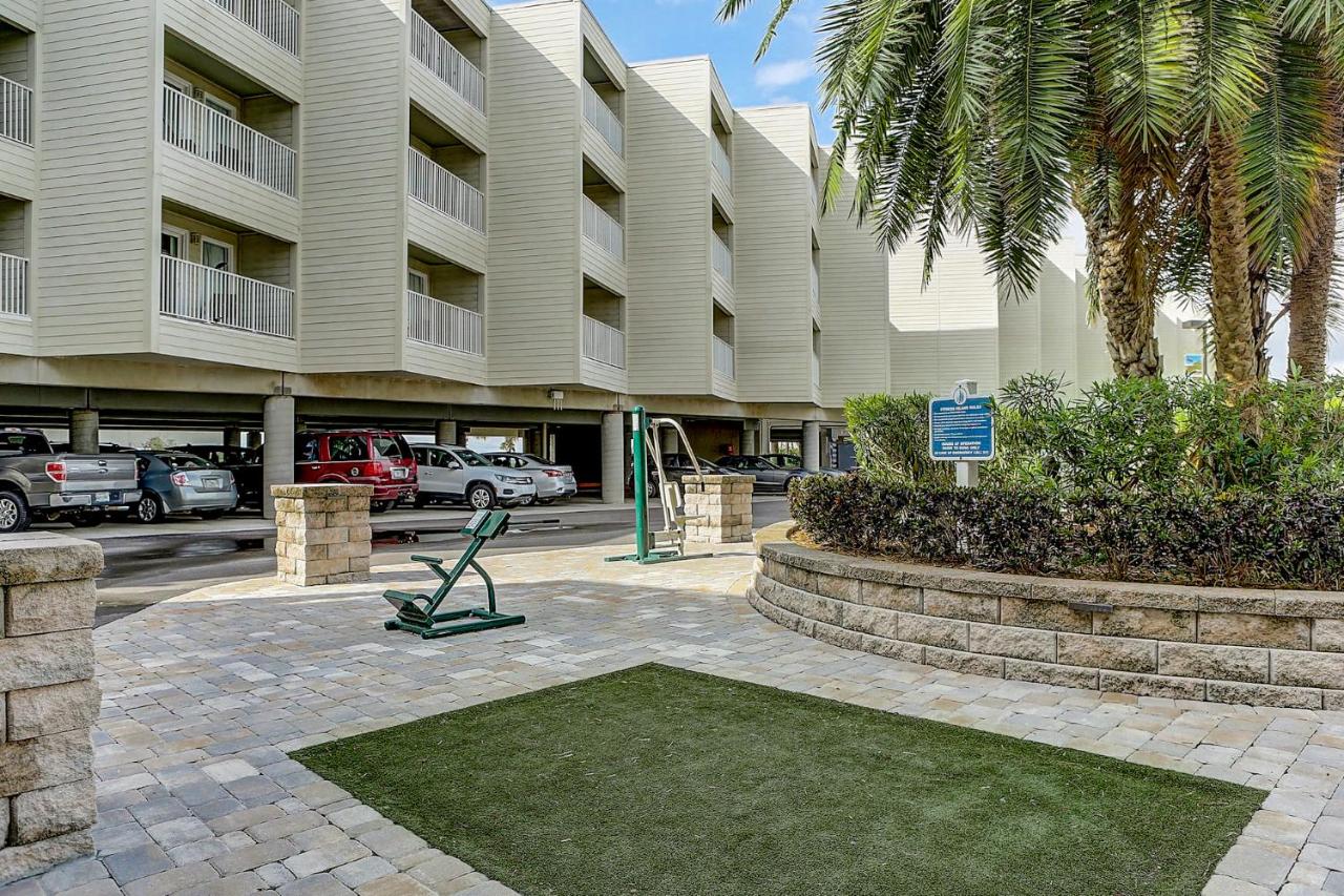 441-Waterfront, Amazing Views, WIFI, Pool and close to BUCS Stadium - B&B