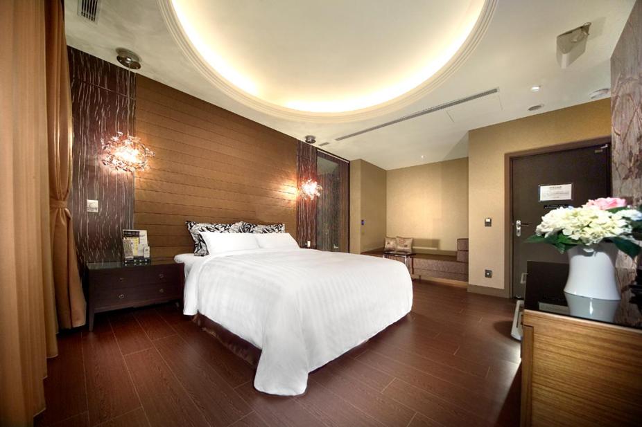 Zimmer mit Queensize-Bett und Whirlpool-Badewanne