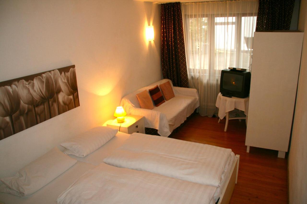 Camera Matrimoniale con Bagno in Comune 