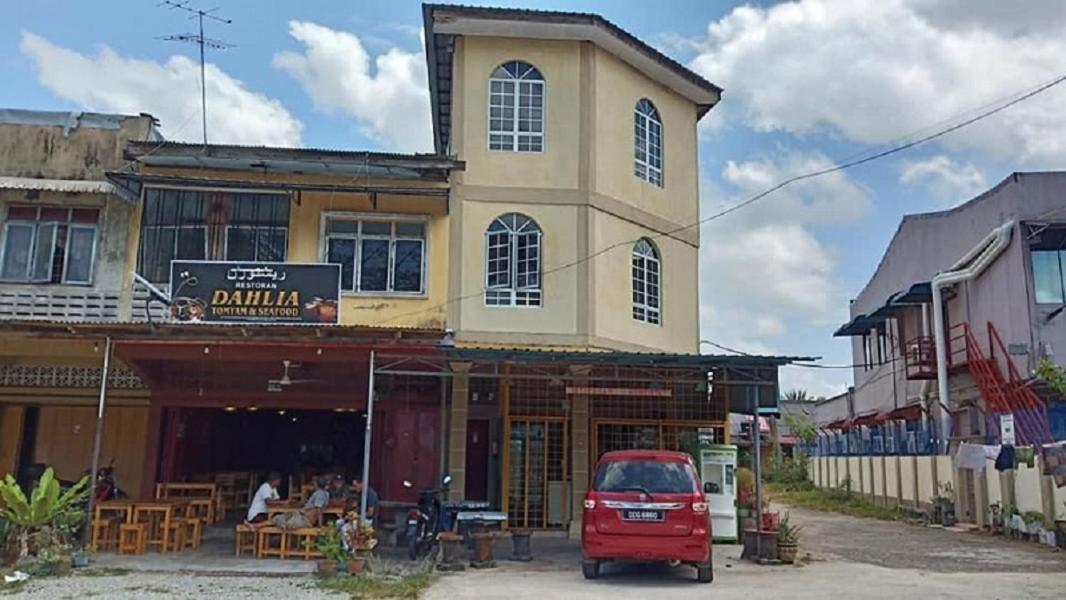 Homestay Taman Maktab Pengkalan Chepa - Bed and Breakfast