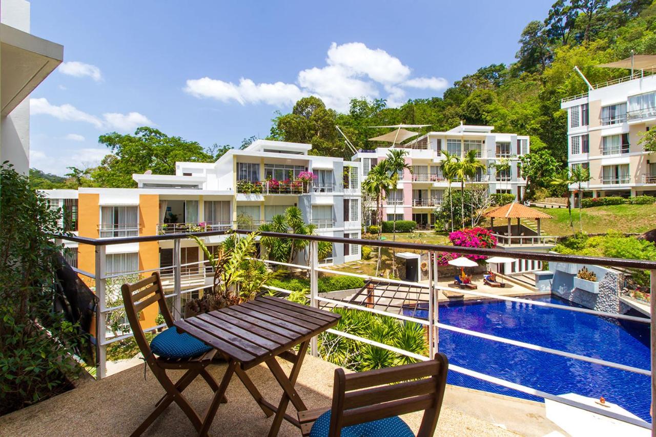 Apartment with Pool View 