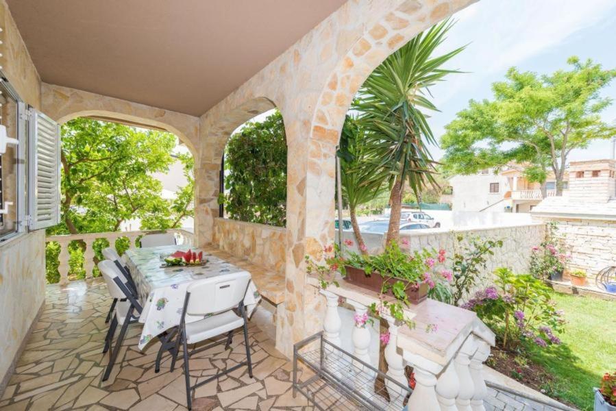 Apartment Miriam with grill and terrace - by TA Leut Agency - Chambres d'hôtes Privlaka