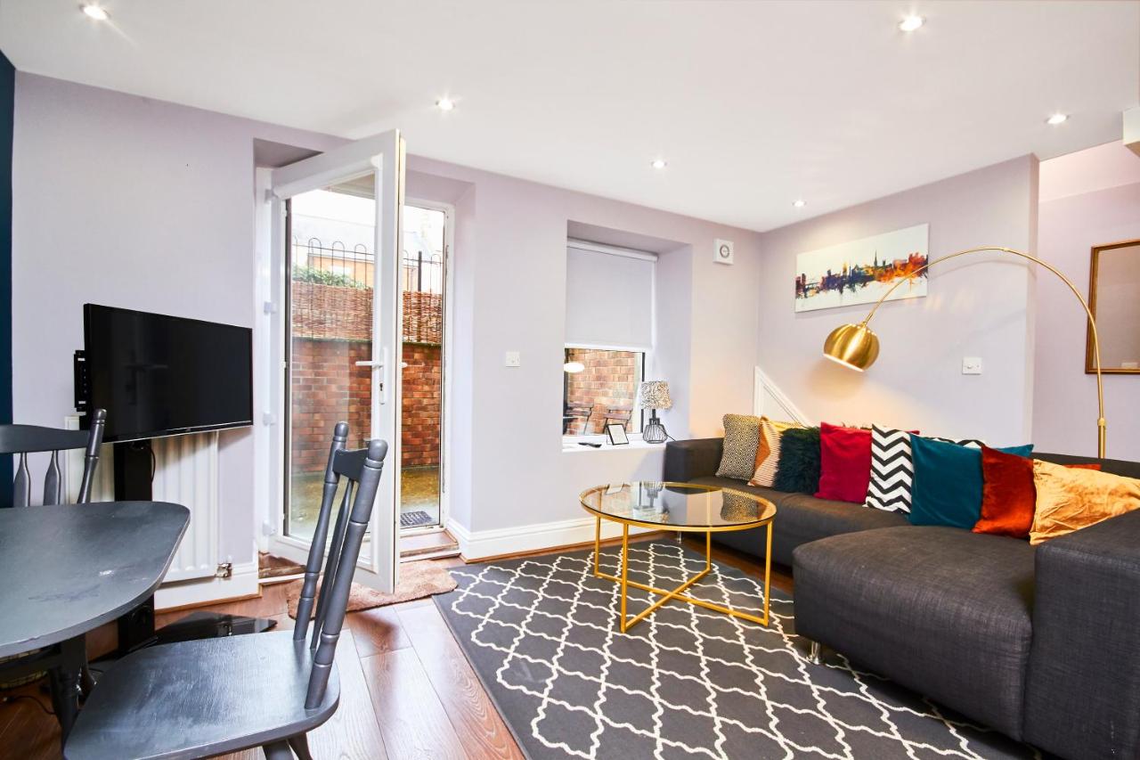 Newcastle Treasure - sleeps 4 - Lower Ground Floor - Ferienwohnung