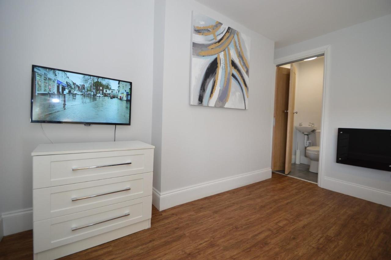 Deluxe One-Bedroom Apartment