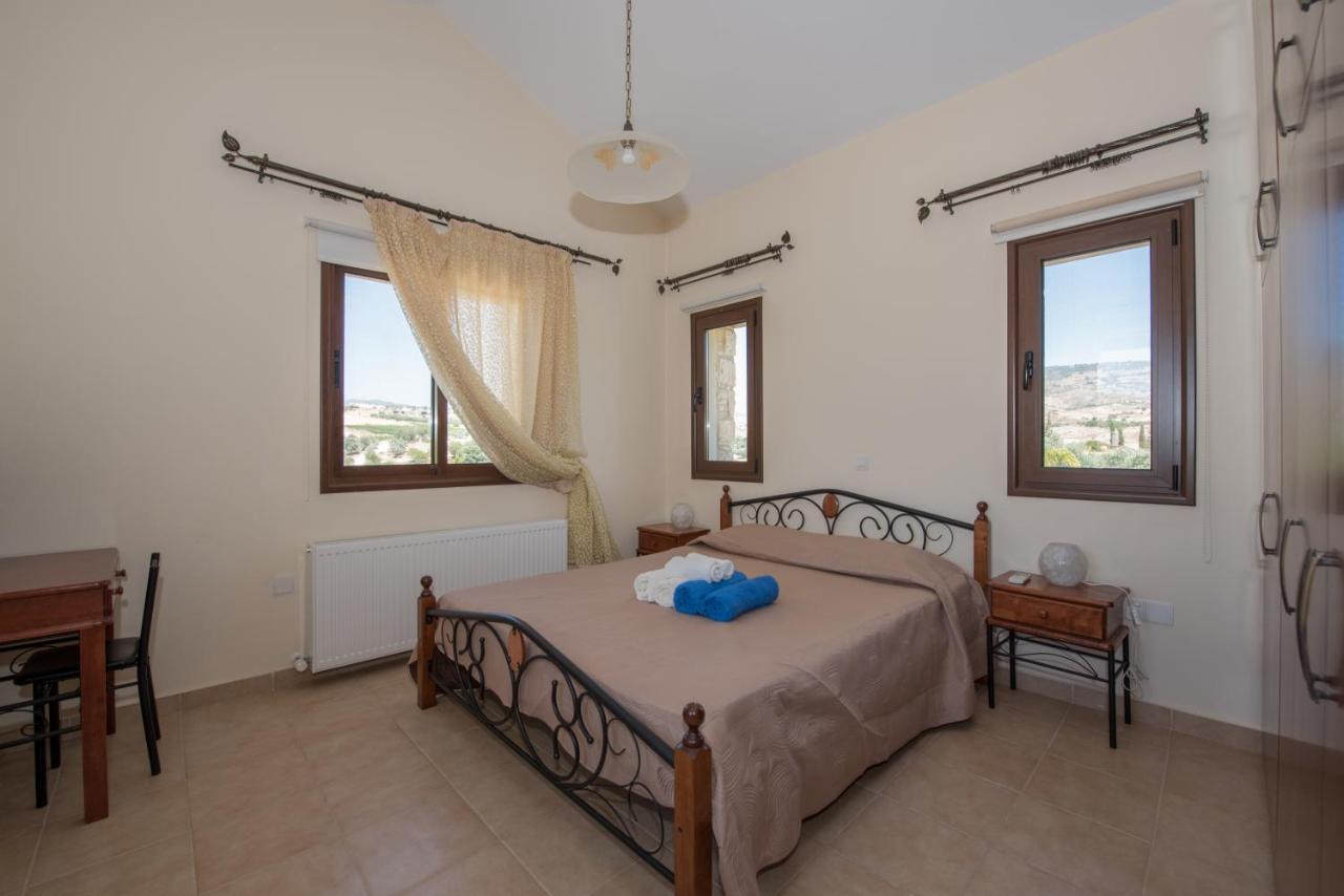 Villa mit 4 Schlafzimmern und Pool