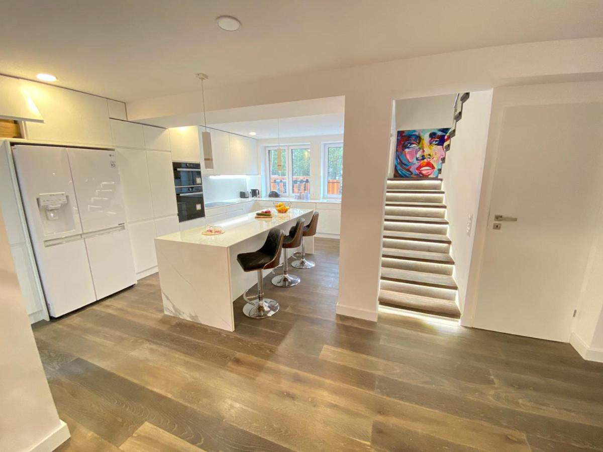 Luksusowa Willa pod Lasem, Otwock - Shared garden, sauna, wood hot tub! Hot tub seasonal! - B&B Otwock