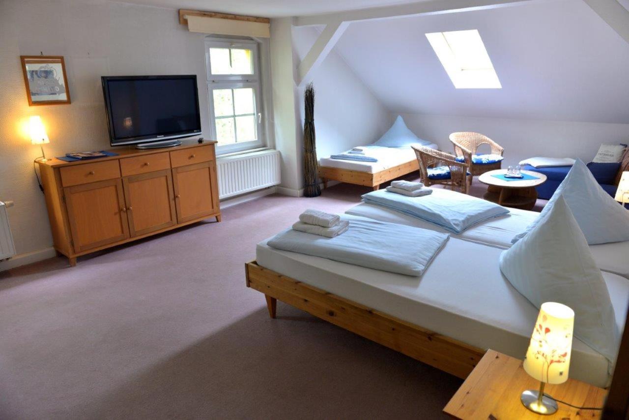 Dreibettzimmer mit Dusche