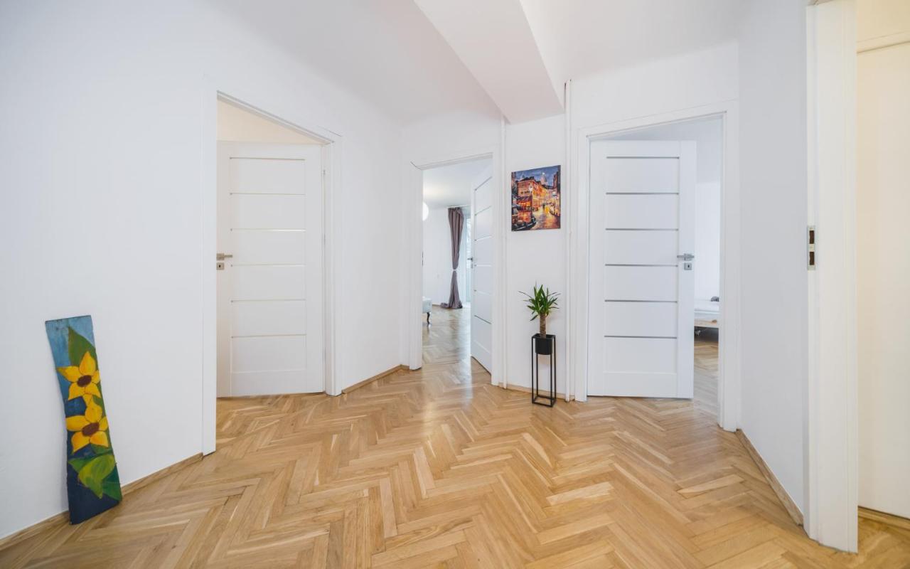 Sunshine Parkside Hideaway - 3 Bedroom - by Upstairs - Chambres d’hôtes Cracovie