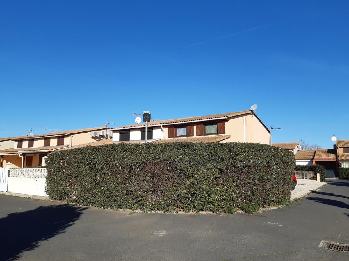 Domaine de vacances à 600m de la plage villa climatisée, 2 chambres, 4 à 6 couchages WIFI, terrasse angle, parking, animations et piscines en supplément LRTAMG1 - B&B Portiragnes