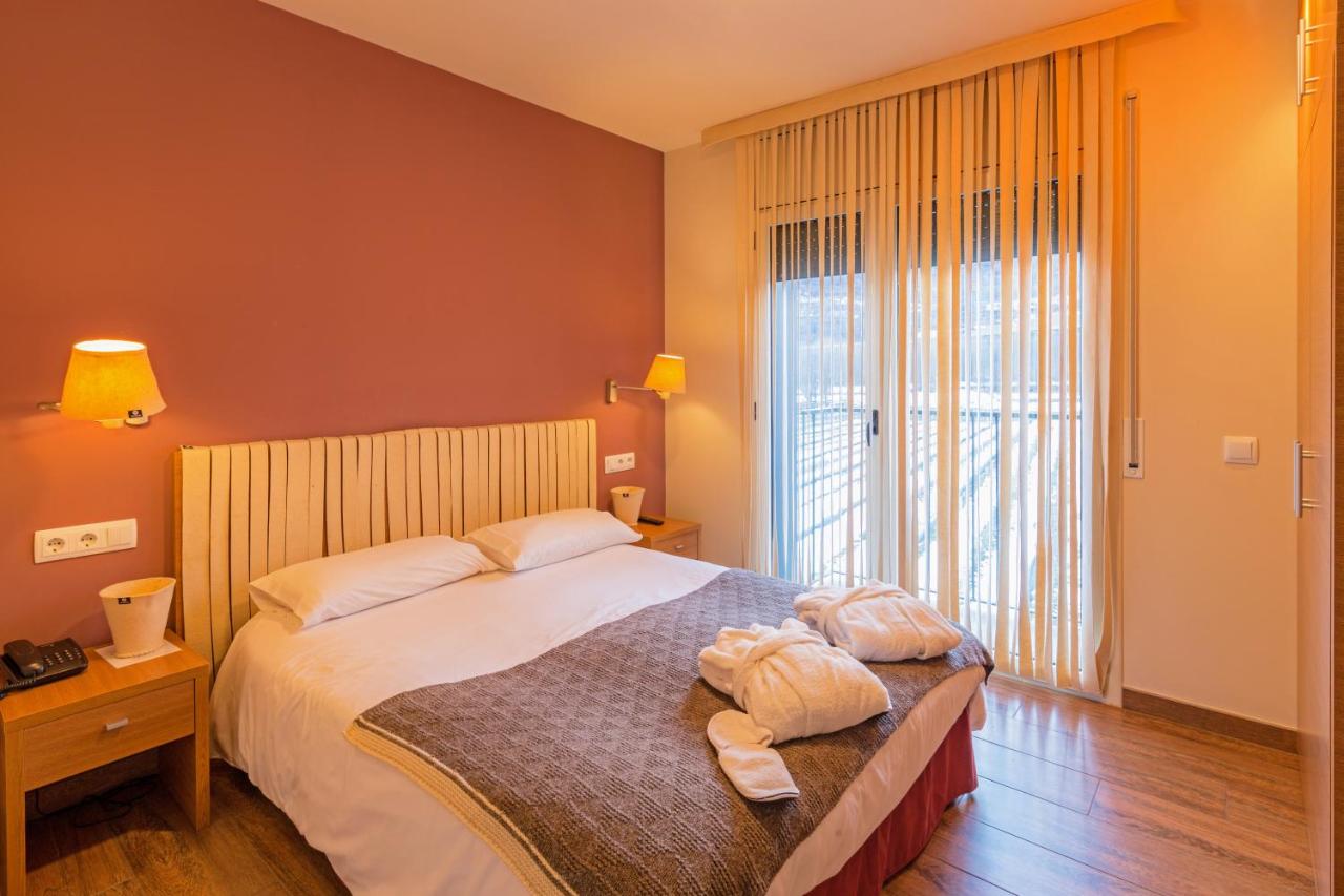 Superior One-Bedroom Apartment Xisqueta with Spa Access (2 Adults)