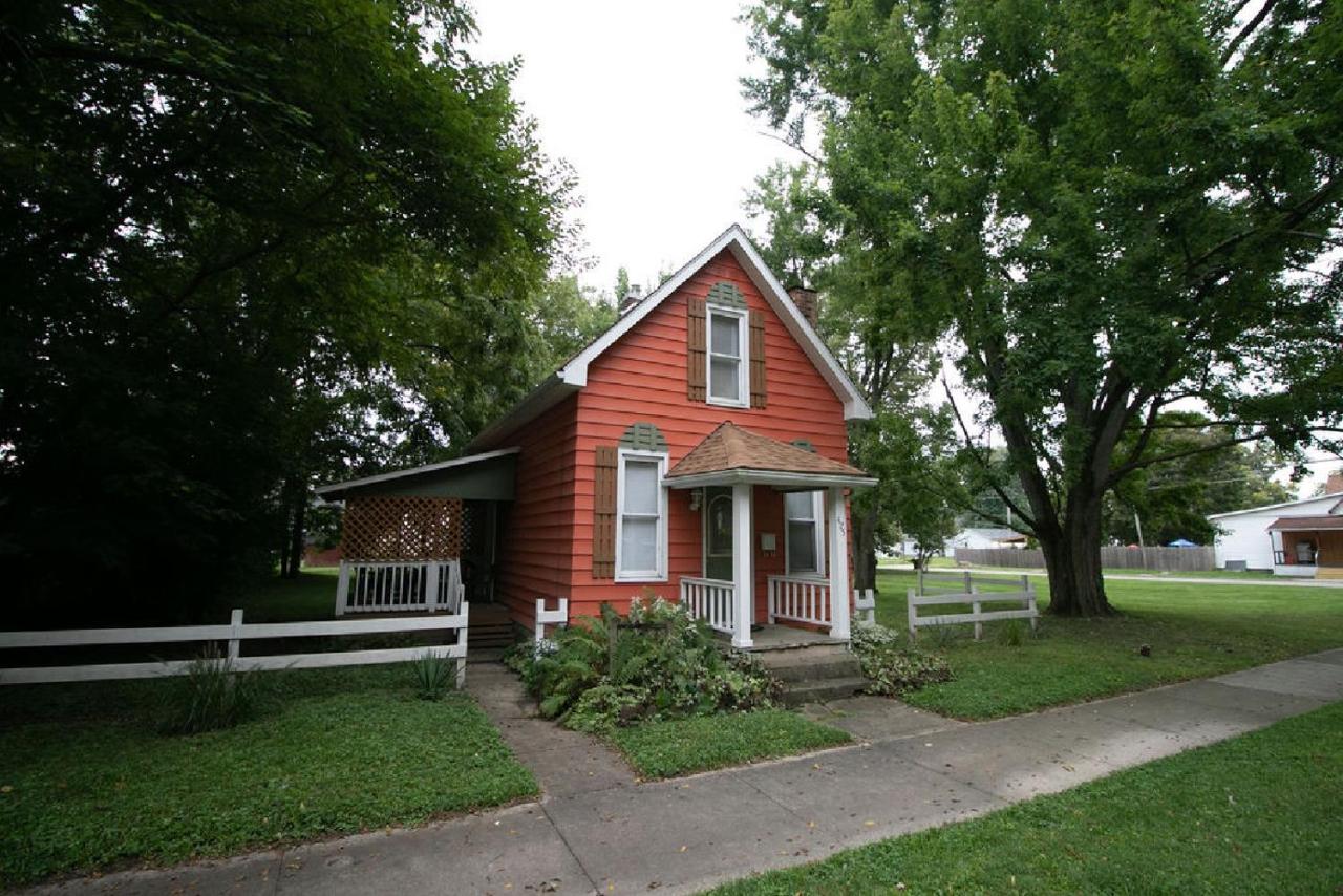 Downtown 2 Bedroom Cottage, Sleeps 6, Walking Distance to Honeywell, Downtown Restaurants, Shopping - Chambres d'hôtes Wabash