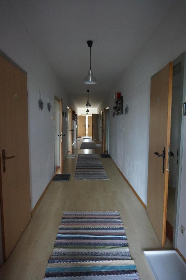 Zweibettzimmer mit eigenem Bad außerhalb des Zimmers