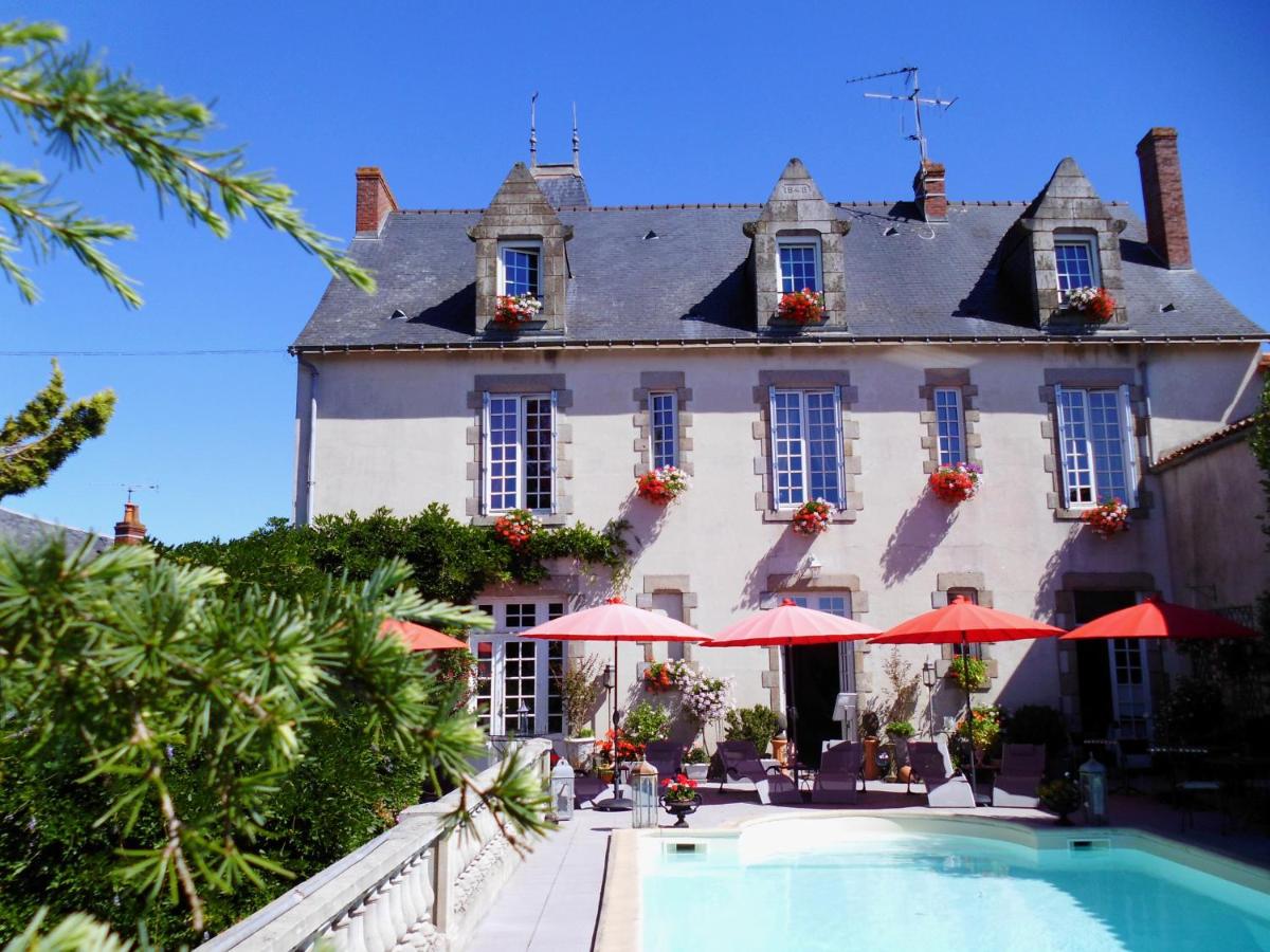 Le PETIT CHATEAU - Tiffauges proche Puy duFou - B&B
