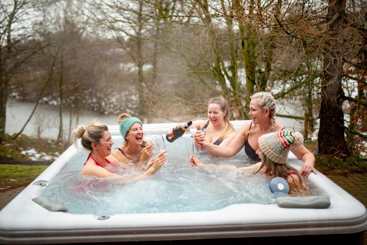 B&B Bangor - P72 - Swift Pod with Hot Tub - Bed and Breakfast Bangor