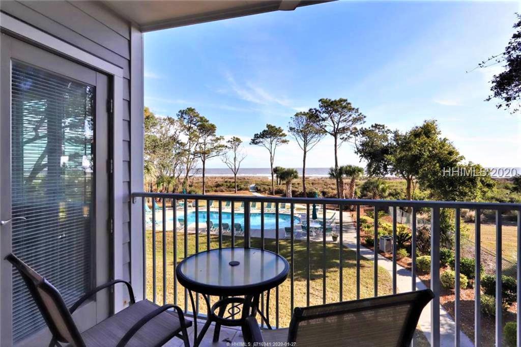 Direct Oceanfront Private Villa Overlooking Pool/Beach - South Forest Beach - Right next to Coligny Plaza - Chambres d’hôtes