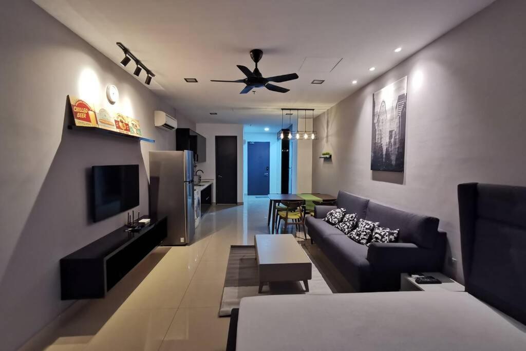 SS15 Courtyard Sunway Newly renovated Studio in First Subang Netflix 65inch TV - B&B