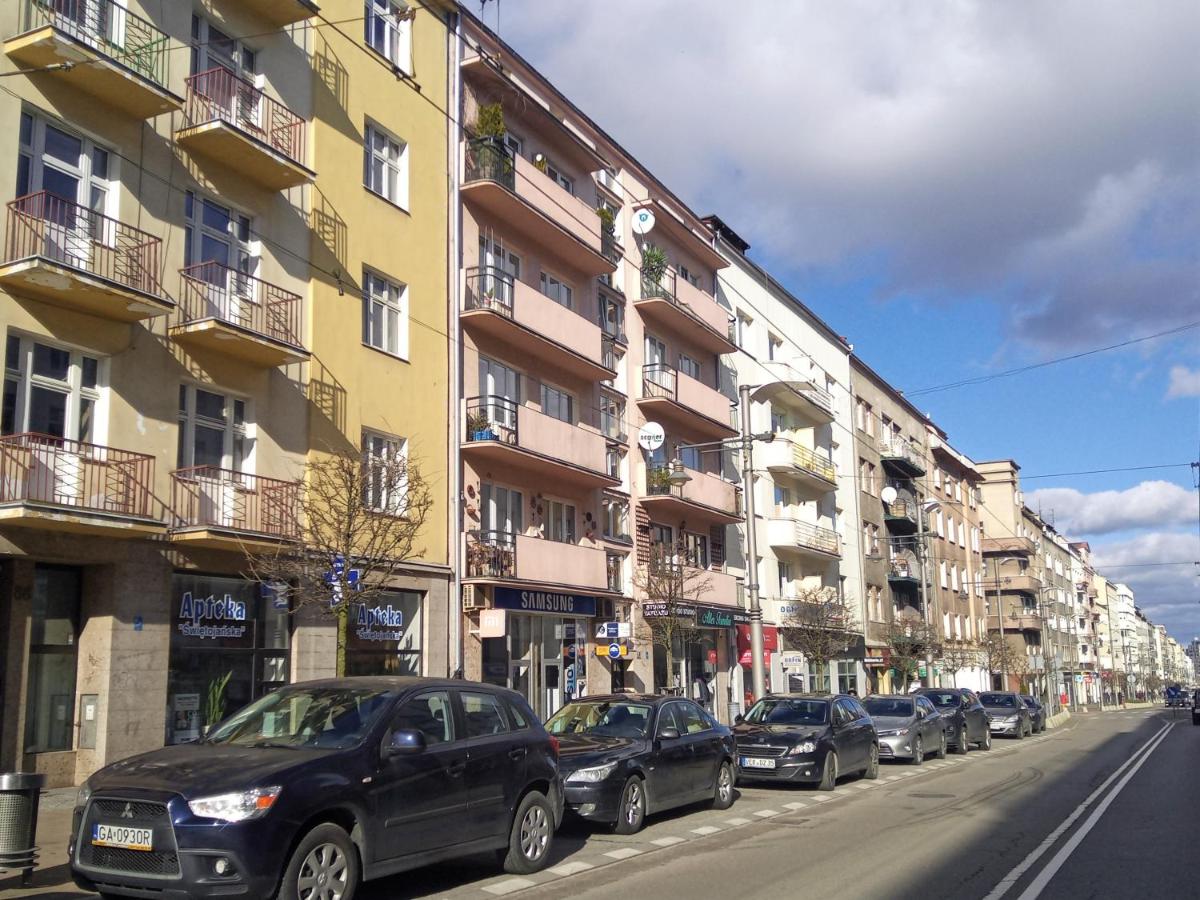 Centrum, 700m do plaży - 2 sypialnie, salon, balkon, bezpłatny parking, - Ferienwohnung