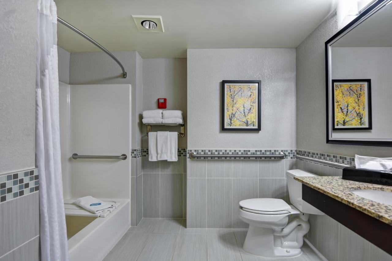 Queen Suite with Mobility Accessible Tub - Non-Smoking