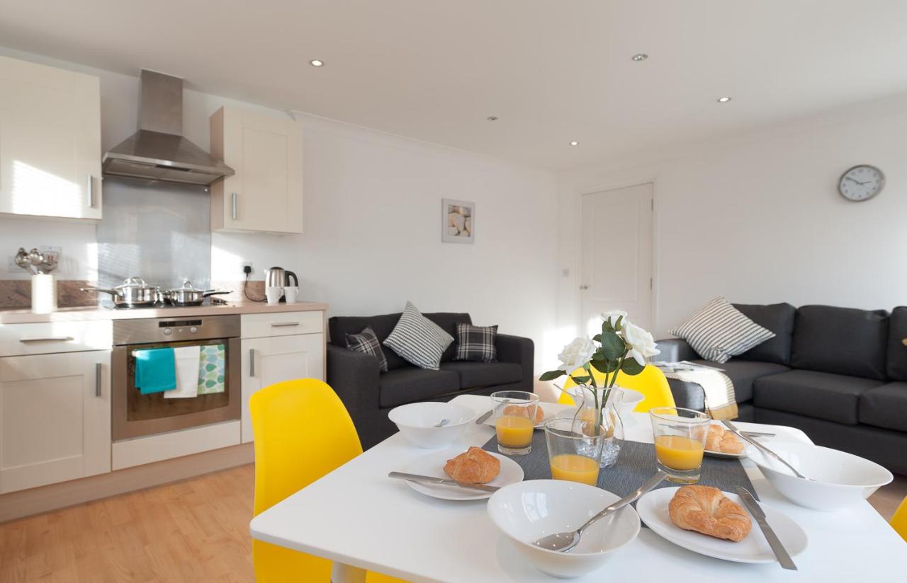 B&B Colchester - Treeview Apartment- A lovely 2 bed apartment near Colchester North Station by Catchpole Stays - Bed and Breakfast Colchester