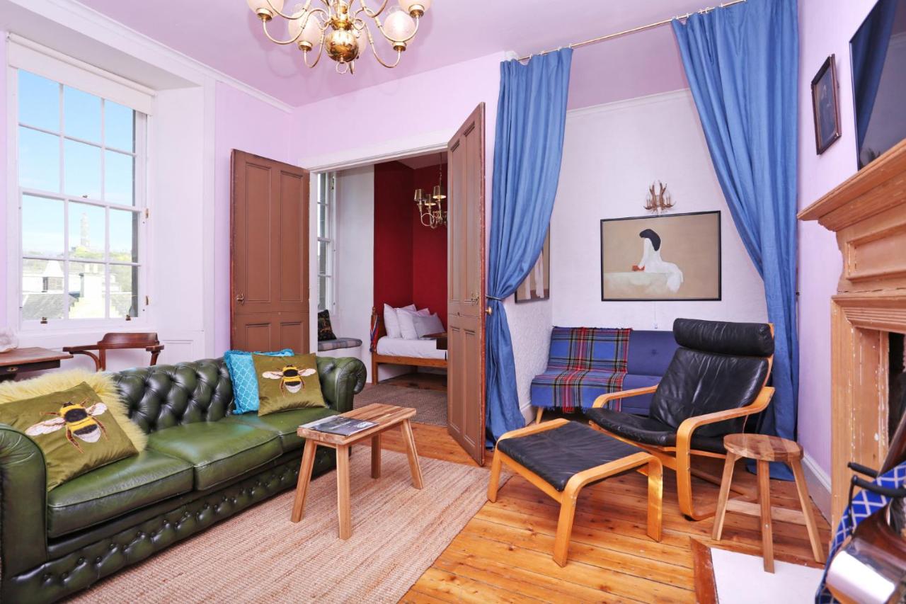 B&B Edinburgh - JOIVY Iconic Colorful 2-bed Home on the Royal Mile - Bed and Breakfast Edinburgh