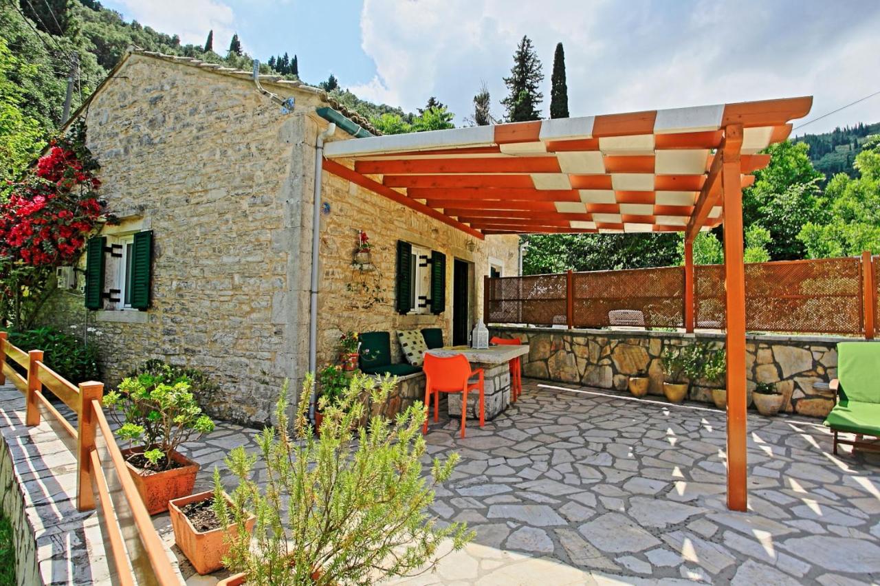 Korinas Cottage: Stone cottage close to the beach - B&B