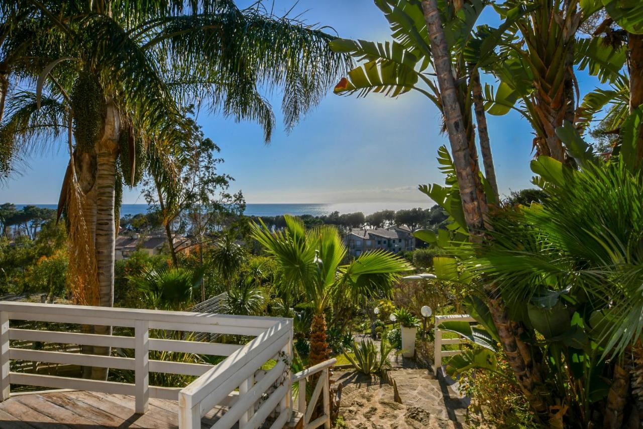 Praialonga Suites with Pool and Garden - B&B Le Castella