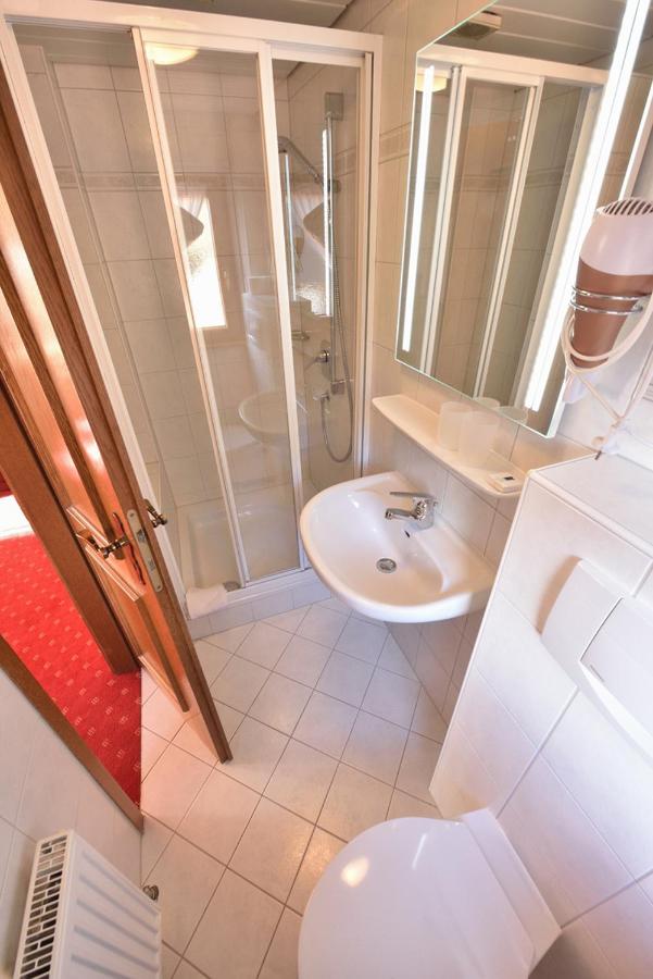 Doppel- oder Zweibettzimmer