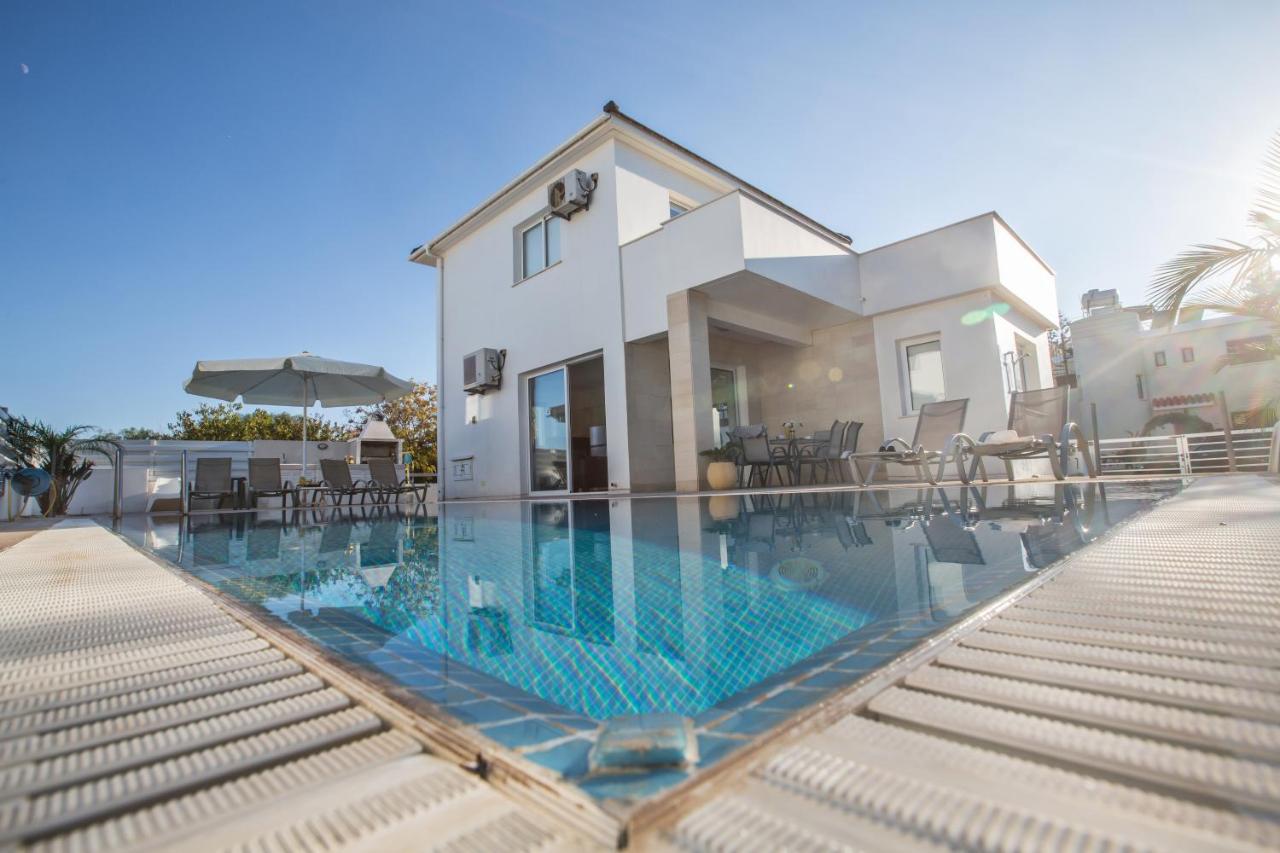 Flouressia Villa 4 - B&B
